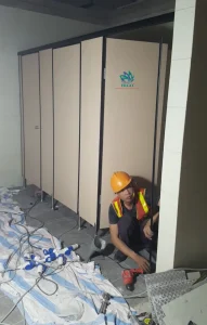 Mất bao lâu để lắp đặt vách ngăn vệ sinh Compact trong ? Đơn vị thi công nhanh số 1 tại TP.HCM