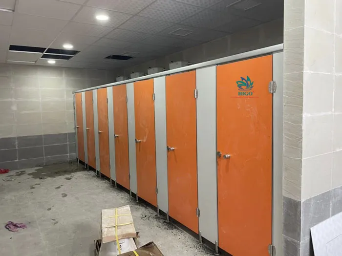 Vách ngăn vệ sinh chịu nước Compact HPL đảm bảo chất lượng và hiện đại