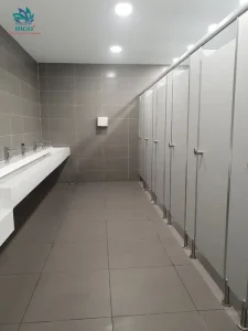 Vách ngăn vệ sinh CDF có tốt hơn Compact HPL không chống trầy, chống xước?