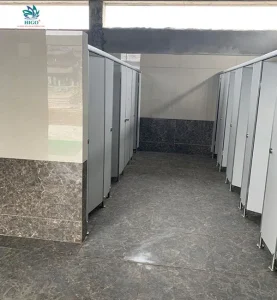 Kinh nghiệm thi công vách ngăn vệ sinh với tấm compact hpl tại các công trình lớn