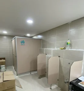 Báo giá vách ngăn vệ sinh tiết kiệm chi phí thi công và thời gian thực hiện.