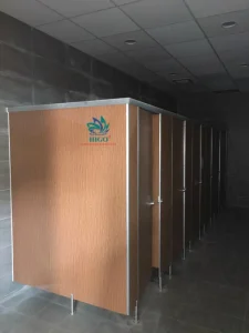 Vách Ngăn Nhà Vệ Sinh Thi Công Tấm Compact HPL: Chịu Lực Tốt, Ít Cong Vênh