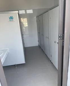 Vách ngăn vệ sinh làm từ chất liệu nhựa compact hpl là gì? Thông tin từ chuyên gia nhất định phải biết