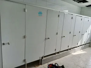 Tấm vách ngăn nhà vệ sinh loại nào tốt, ưu điểm vượt bật ra sao?