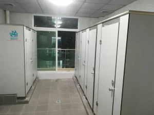 Vách compact khả năng chống chịu nước 100%, khả năng chống mối mọt, không cong vênh