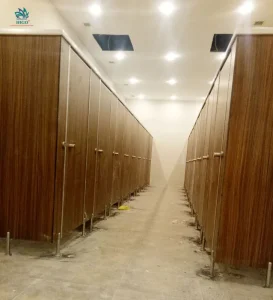 Vách ngăn vệ sinh gỗ công nghiệp thi công trực tiếp thẩm mỹ cao cho sản phẩm