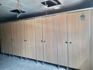 Phân biệt chất lượng tấm vách nhà vệ sinh thi công vách ngăn compact dựa theo trọng lượng