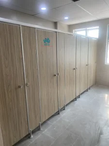 Báo giá vách ngăn compact 12mm mang lại độ bền và khả năng chịu nước vượt trội