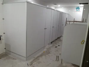 Lý do nên chọn tấm Compact HPL chịu nước tốt làm vách ngăn nhà vệ sinh