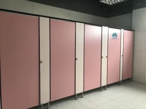 Tấm compact hpl thi công vách ngăn vệ sinh giúp tạo sự cân bằng cho không gian