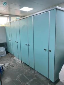 Giá vách ngăn vệ sinh tiết kiệm chi phí phụ thuộc vào yếu tố nào?