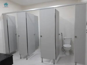 Vách ngăn vệ sinh tấm compact hpl chịu nước và lưu ý khi sử dụng