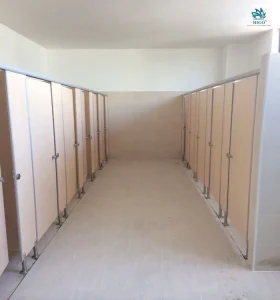 Vách vệ sinh tấm compact hpl là gì? Cấu tạo và ứng dụng