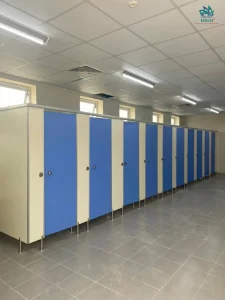 Thiết kế vách ngăn vệ sinh với tấm compact hpl – Giải pháp khoa học, tối ưu không gian