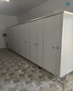 Thi công vách ngăn vệ sinh nhanh gọn, sạch sẽ – Lựa chọn cho công trình hiện đại