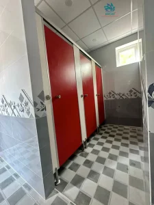 Vách ngăn vệ sinh tấm compact hpl mang đến công dụng chia tách không gian hiệu quả