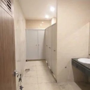 Hướng dẫn cách nhận biết tấm Compact giả đơn giản và chính xác. So sánh Compact HPL thật và giả, tránh mua phải vật liệu kém chất lượng cho công trình vệ sinh.